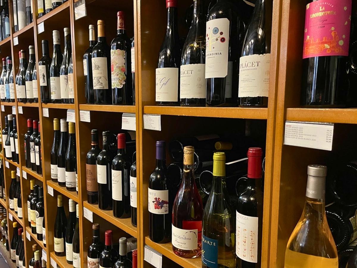 Shelves of different varieties of Spanish wine bottles