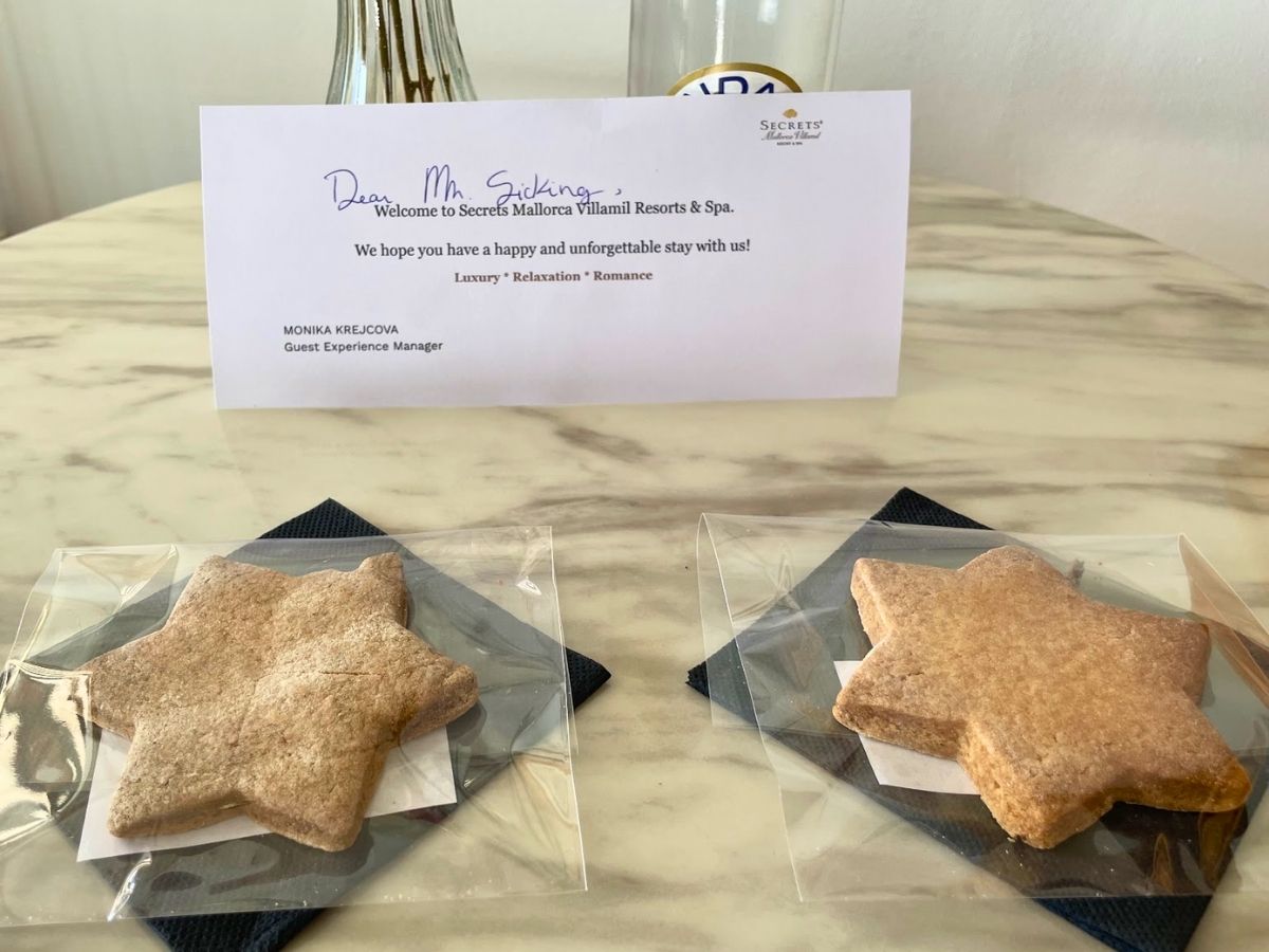 Welcome note and two star-shaped cookies prepared for a guest at Secrets Mallorca Villamil