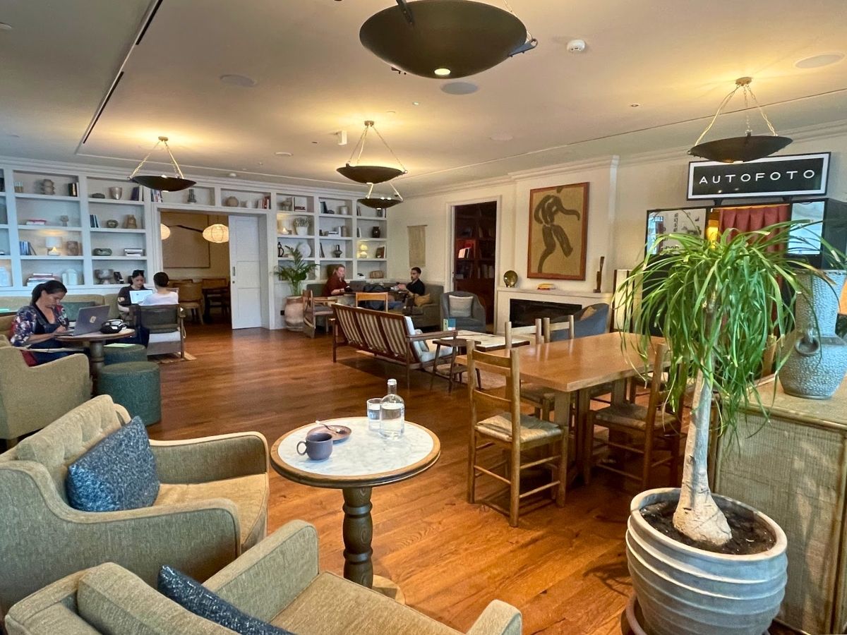 Lobby lounge at Borneta Hotel Barcelona with cozy seating, bookshelves, and communal workspace