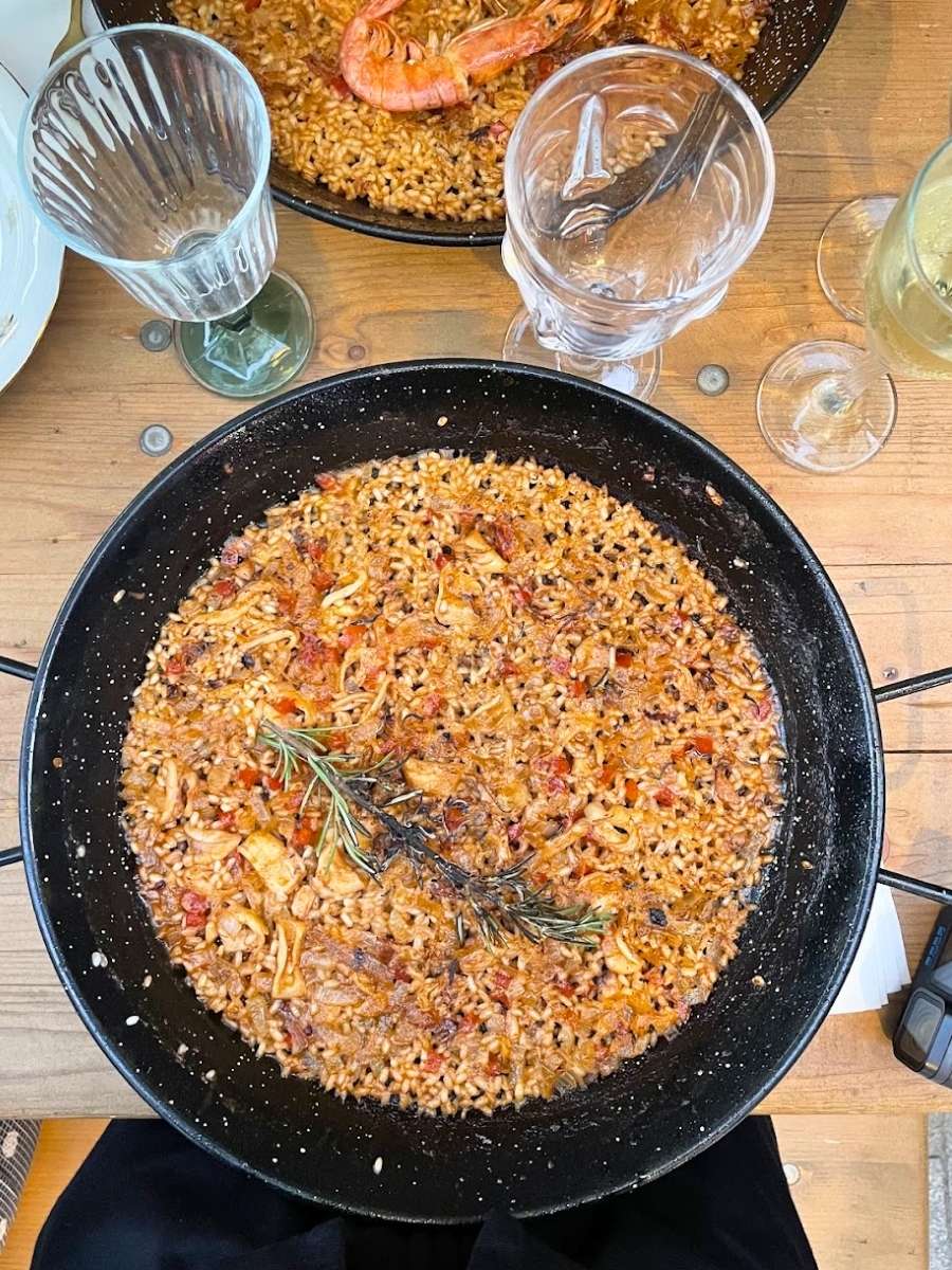 Homemade paella served with wine at the Rice to Meet You Barcelona cooking class