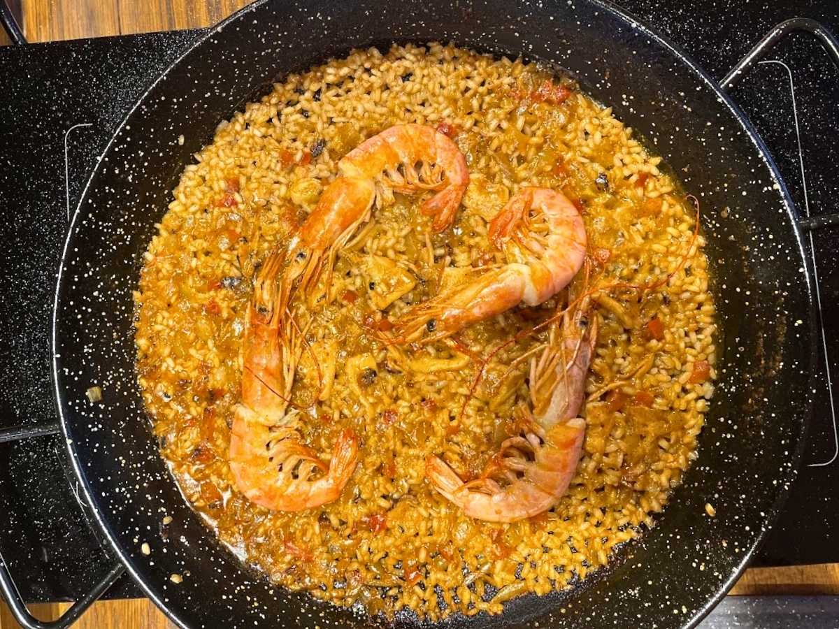 Finished seafood paella with shrimp at the Rice to Meet You Barcelona cooking class