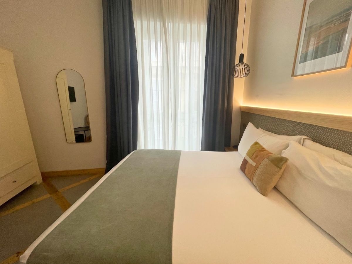 Modern guest room with a double bed at BYPILLOW La Sal in Cádiz