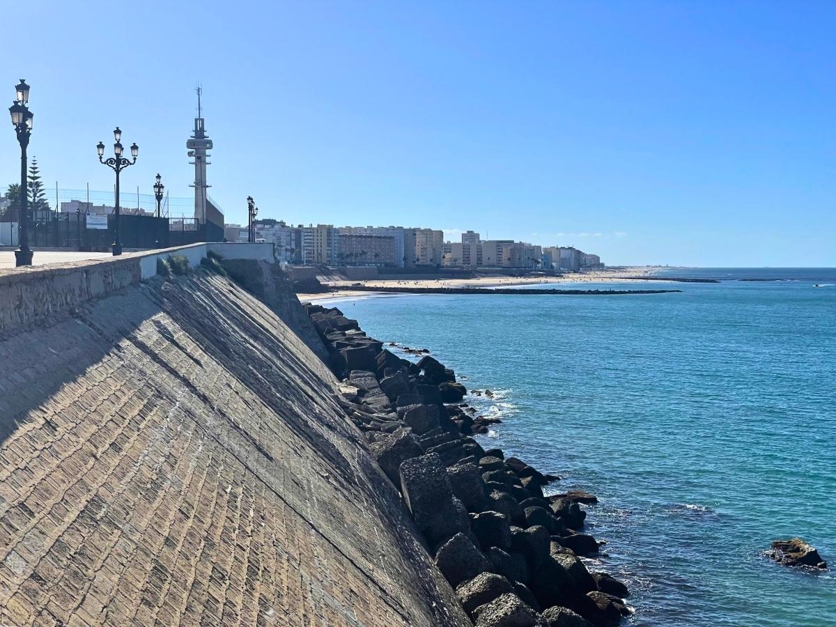 View along the Cádiz waterfront toward Playa de Santa María del Mar and Playa de la Victoria