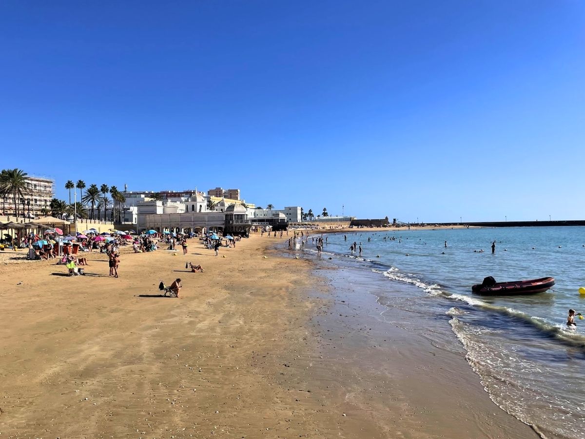 Playa de la Caleta beach with the historic bathhouse along the waterfront in Cádiz
