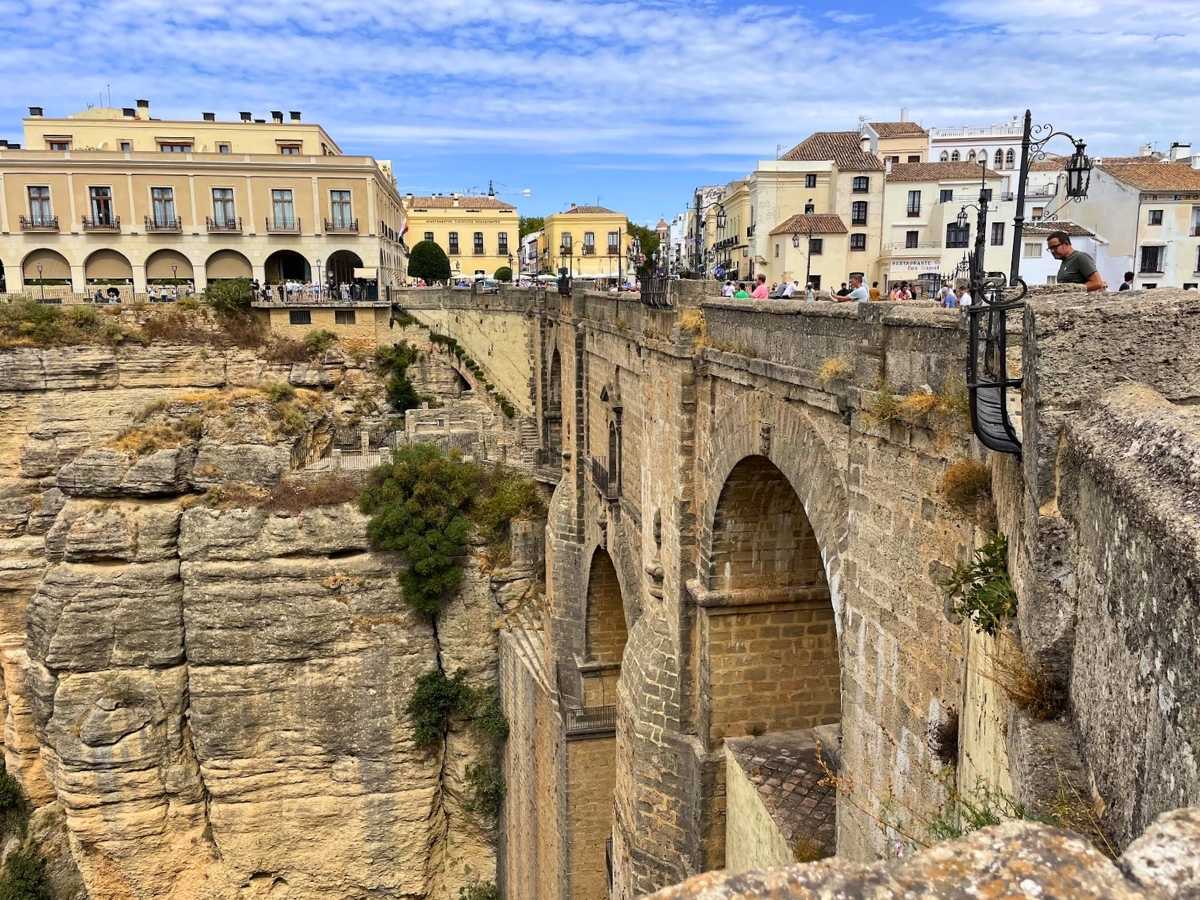 Puente Nuevo and the buildings of Ronda seen from the edge of El Tajo gorge